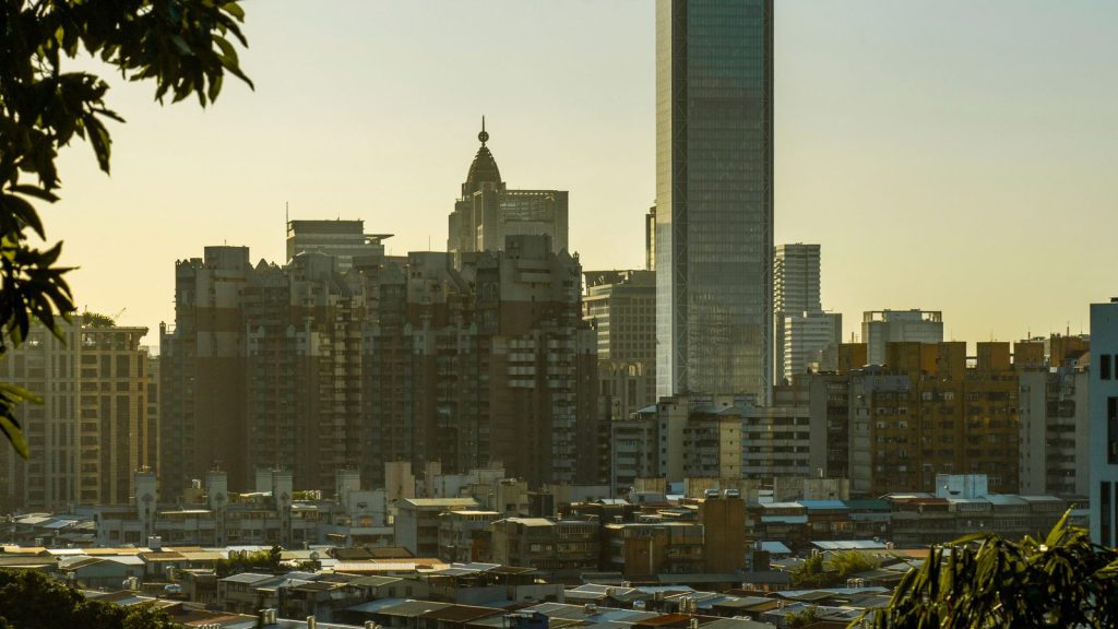 Capitalisme d’État clanique — silhouette de la ville au coucher du soleil mettant en valeur des gratte-ciel et un paysage urbain