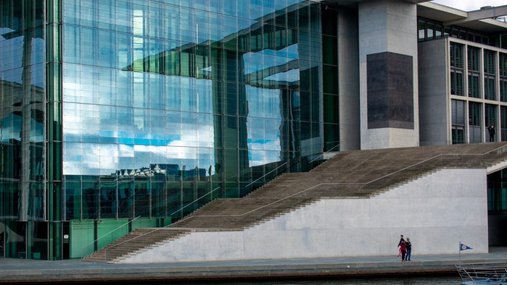 Élection en Saxe-Anhalt — une façade en verre d'un bâtiment gouvernemental moderne à Berlin reflétant le ciel