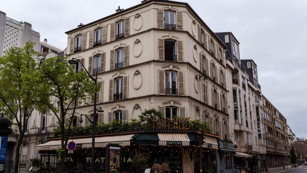 Think tanks français — découvrez un coin de rue pittoresque de Paris mettant en avant une architecture classique et un restaurant accueillant