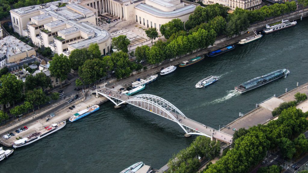 Master de géopolitique — une vue aérienne de la Seine présentant des bateaux et un pont à Paris, en France