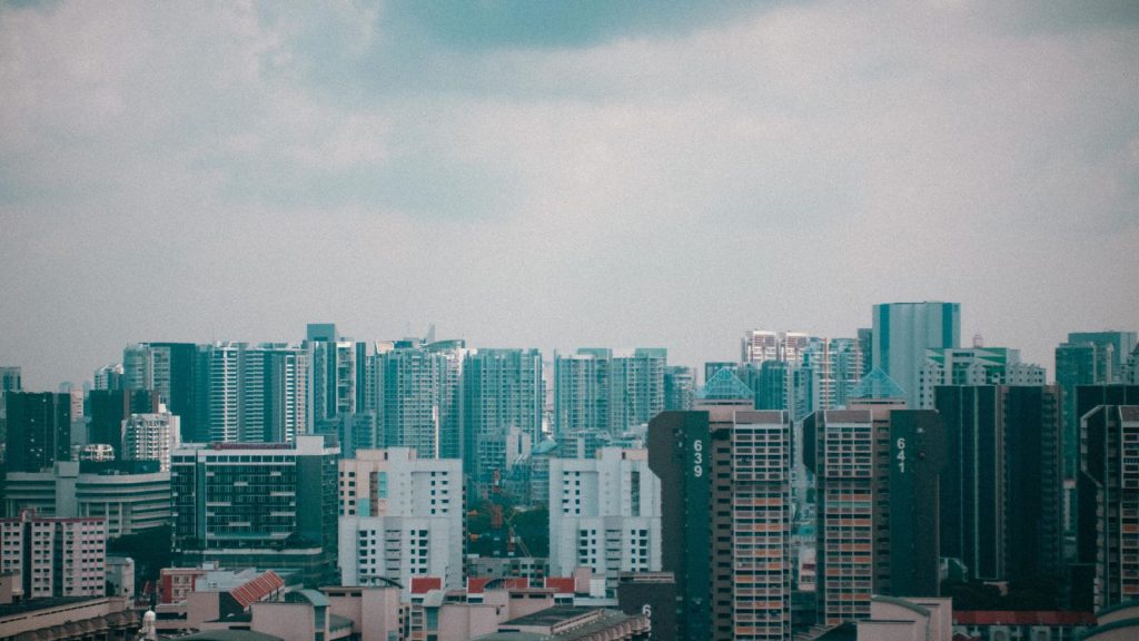 Forum des îles du Pacifique — une vue époustouflante de la ville de Singapour avec ses gratte-ciels sous un ciel nuageux, mettant en valeur l'architecture urbaine