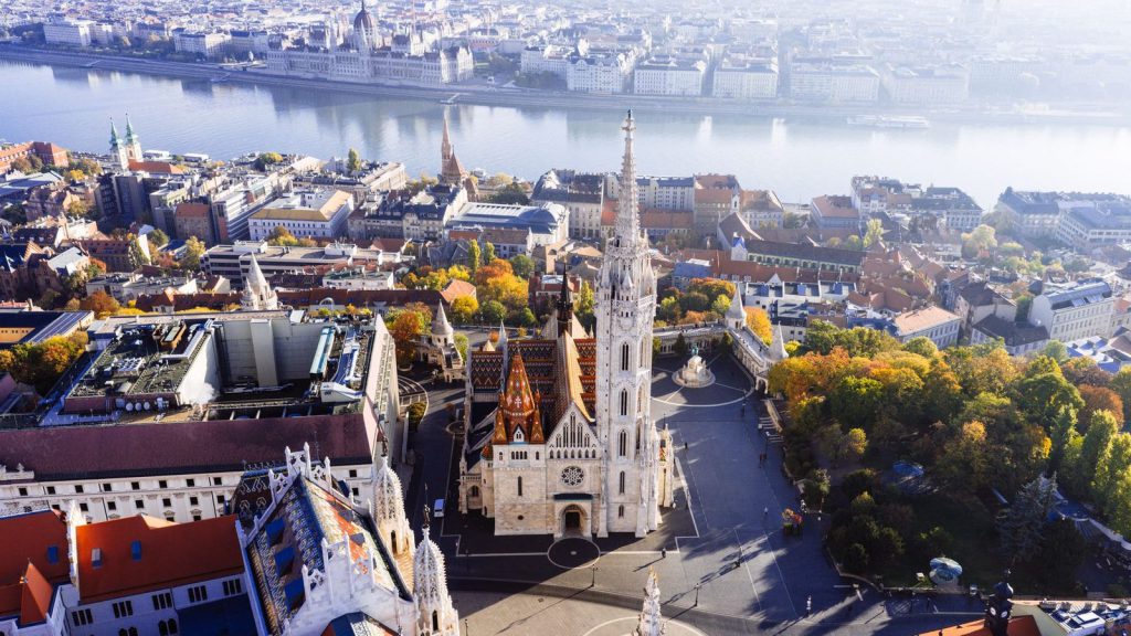 Nouvelles sanctions européennes — superbe vue aérienne de l'église Matthias et du Danube à Budapest, en Hongrie