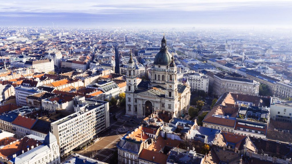 Régime des très grandes plateformes — superbe vue aérienne de la basilique Saint-Étienne de Budapest avec le paysage urbain en arrière-plan
