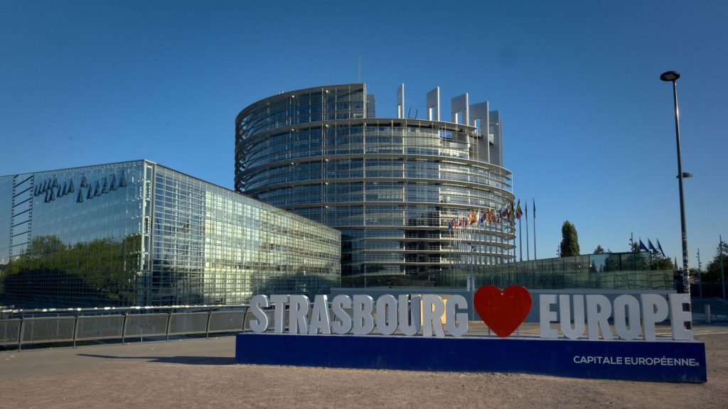 Référendum islandais sur l’Europe — bâtiment du Parlement européen à Strasbourg avec une célèbre enseigne devant