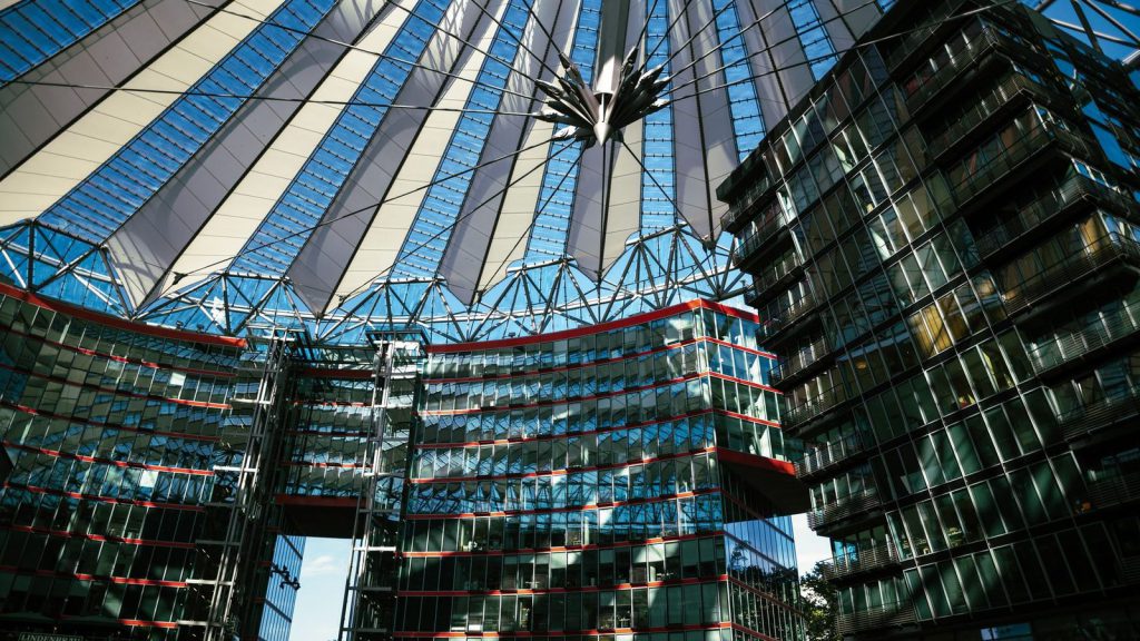 Assurance nucléaire chinoise — architecture futuriste avec un impressionnant auvent en verre et des gratte-ciels urbains