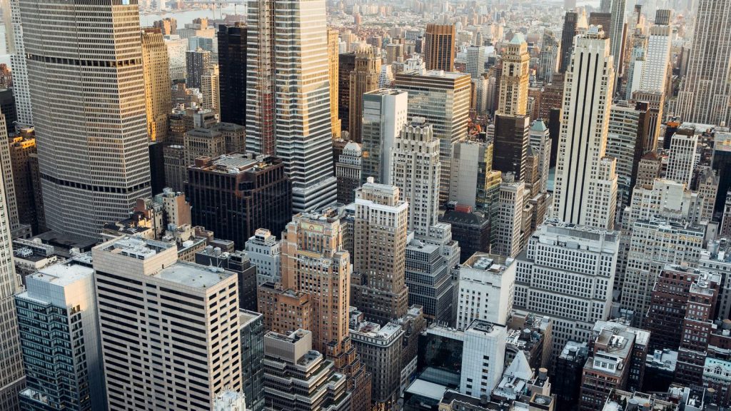 Dépenses militaires mondiales — vue aérienne de New York montrant des gratte-ciel emblématiques et une architecture urbaine