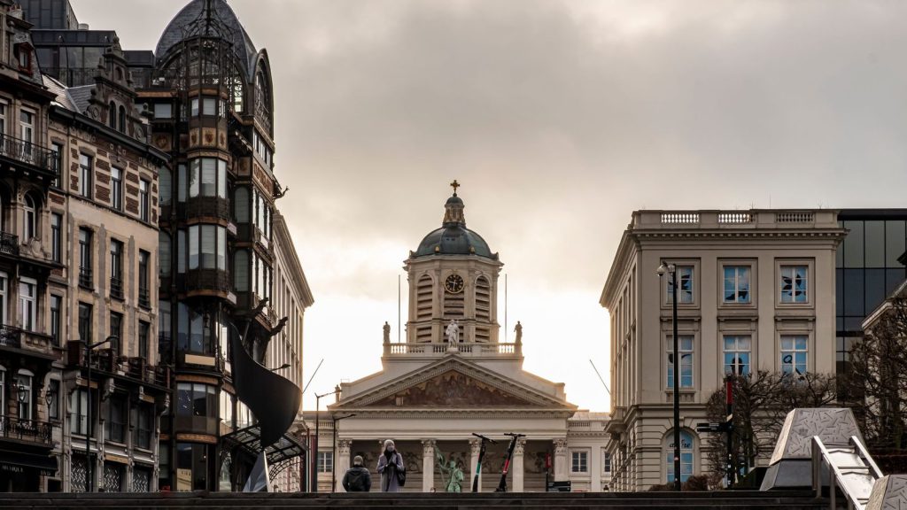 Bouclier aérien grec — vue époustouflante de la cathédrale historique et des bâtiments de la ville avec des escaliers au premier plan au coucher du soleil