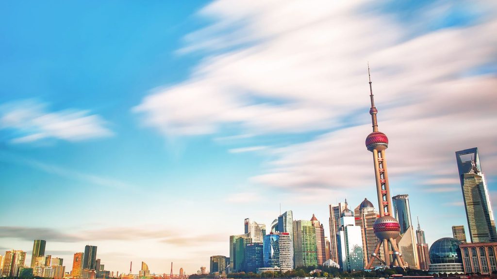 Vue imprenable sur le paysage urbain de Shanghai avec la célèbre Tour de la Perle Orientale et des gratte-ciels modernes.