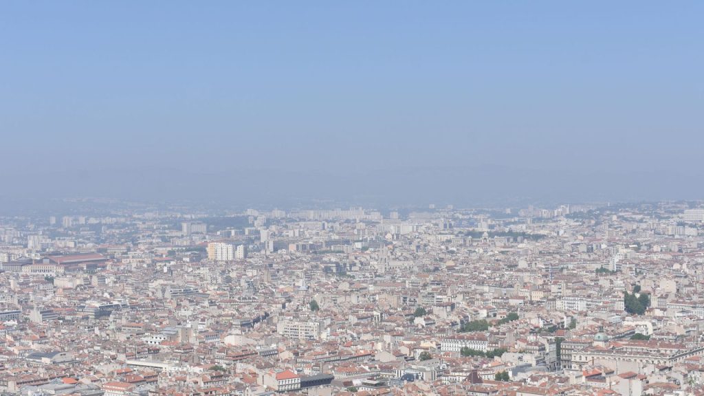 Prix immobiliers à Annemasse — prise de vue aérienne de Marseille, mettant en valeur le vaste paysage urbain de la ville sous un ciel bleu dégagé