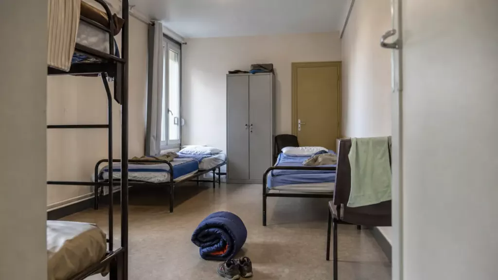 Hébergement d’urgence des enfants : le 115 révèle une saturation durable