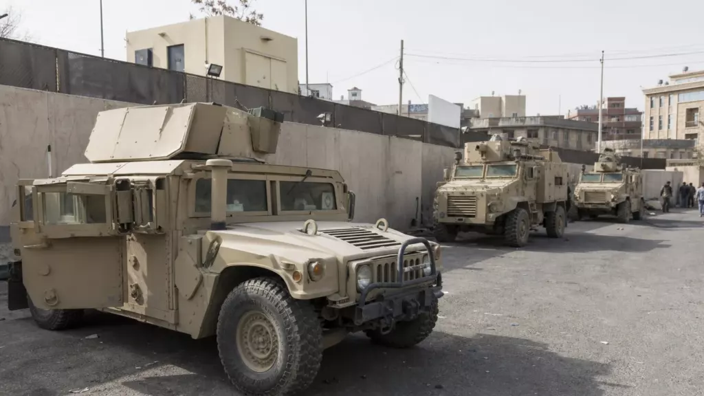 Le matériel militaire américain abandonné, socle du pouvoir taliban