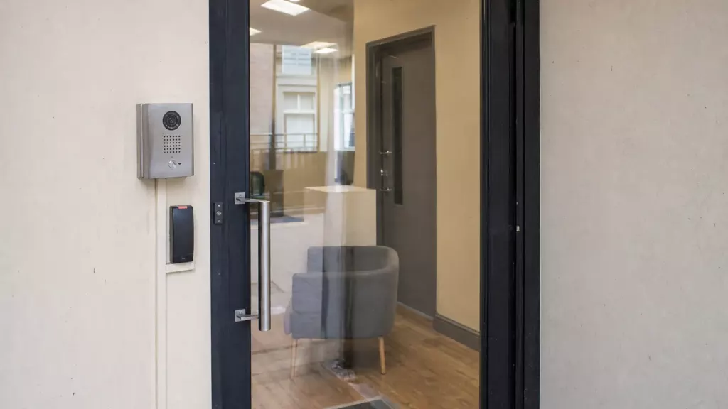 Sécurité des élus irlandais : l’agression qui bouscule le modèle d’accès direct