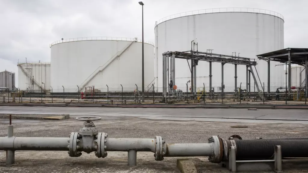 Blocage des prix des carburants — bloquer les prix des carburants déplacerait le coût vers l’État ou les pétroliers