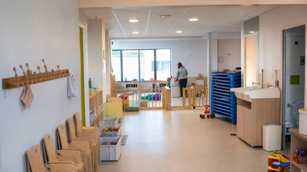 Règles d’encadrement des crèches — crèches : l’État resserre les normes d’encadrement sans résoudre la pénurie