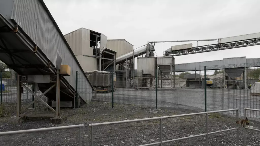 Silice cristalline au travail : Imerys Glomel face à une action judiciaire