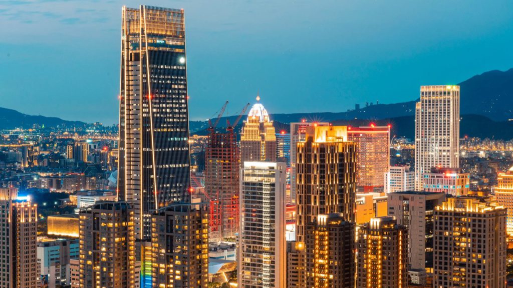 Vêtements de Kim Jong — vue imprenable des gratte-ciel de Taipei brillamment éclairés la nuit, mettant en valeur l'élégance urbaine