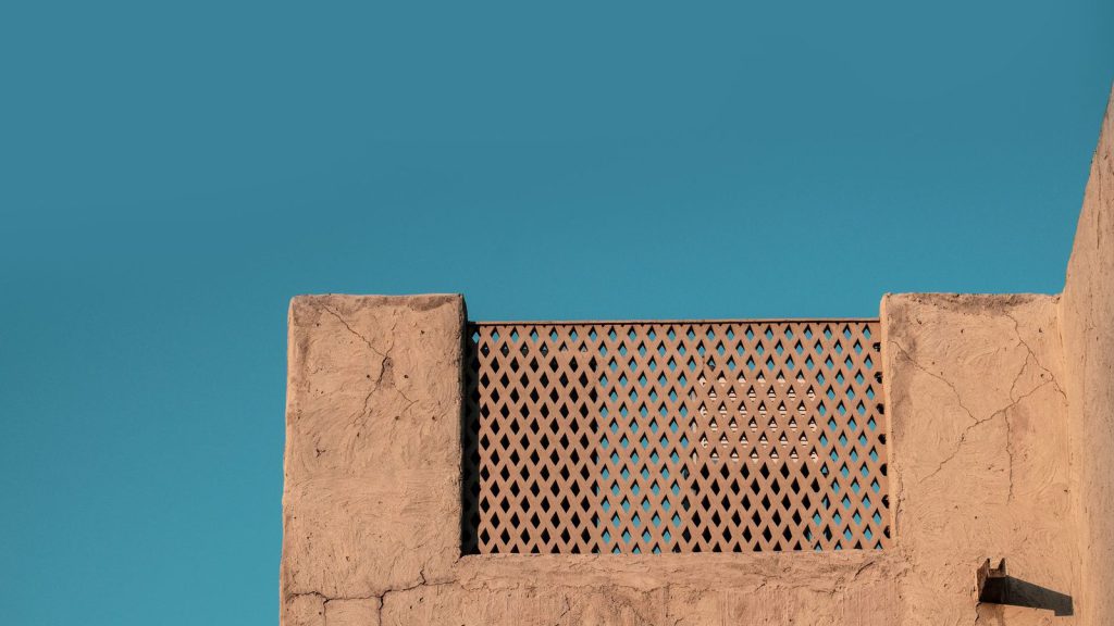 Escalade régionale israélienne — gros plan d'un balcon traditionnel à Dubaï sous un ciel bleu clair
