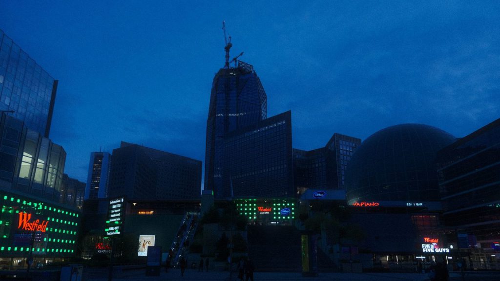Pollution à l’ozone — skyline urbain illuminé avec une architecture moderne et une vie citadine dynamique la nuit