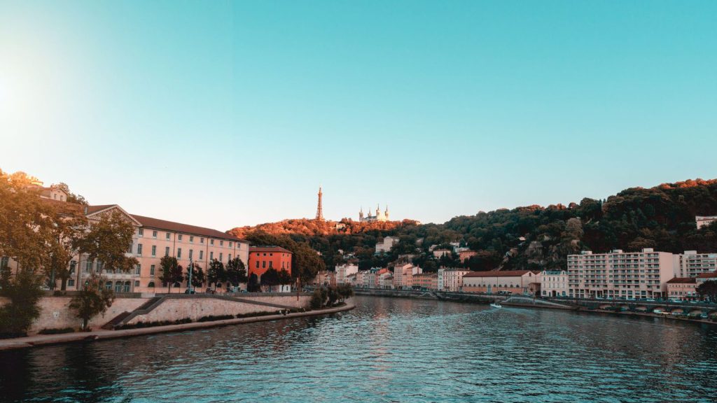 Intelligence artificielle à l’école — paysage urbain de Lyon avec rivière, bâtiments et monuments célèbres au coucher du soleil