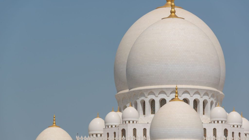Sondages israéliens palestiniens — stupéfiant gros plan des dômes de la grande mosquée à Abu Dhabi contre un ciel bleu clair