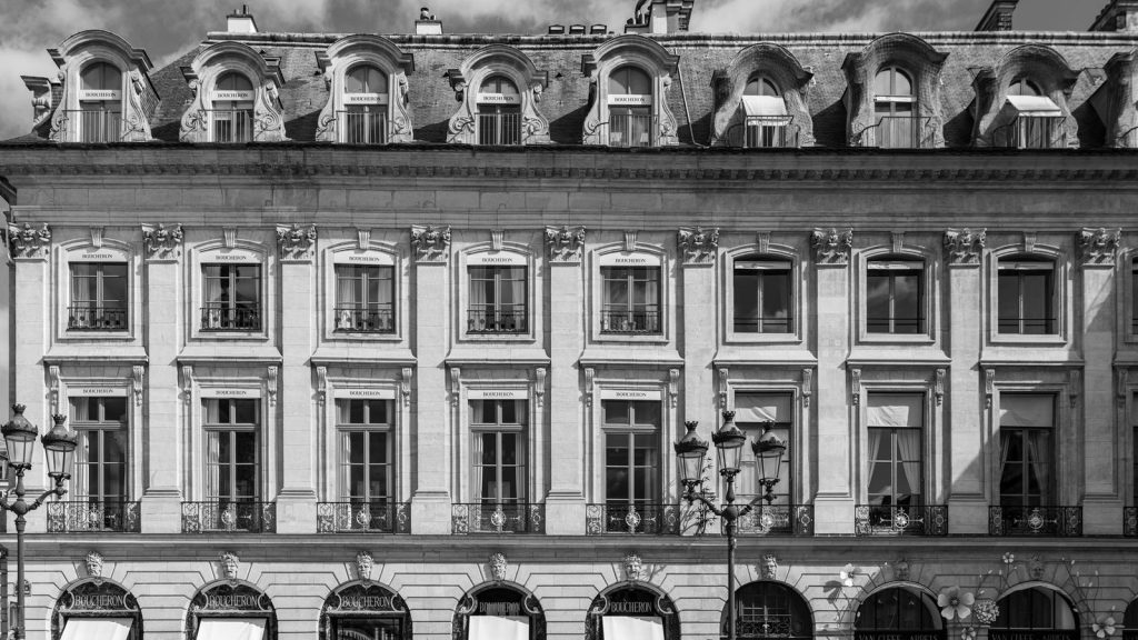Réseaux sociaux des adolescents — photo classique en noir et blanc d'un bâtiment parisien vintage, mettant en valeur la beauté architecturale