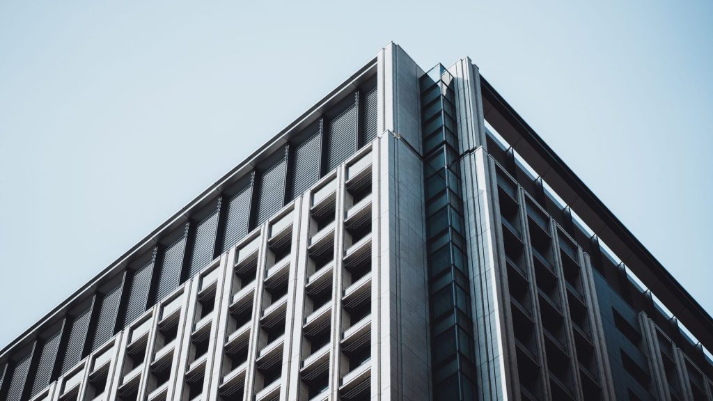 Perquisition d’une journaliste — bâtiment de bureau contemporain avec des motifs géométriques à Tokyo, Japon