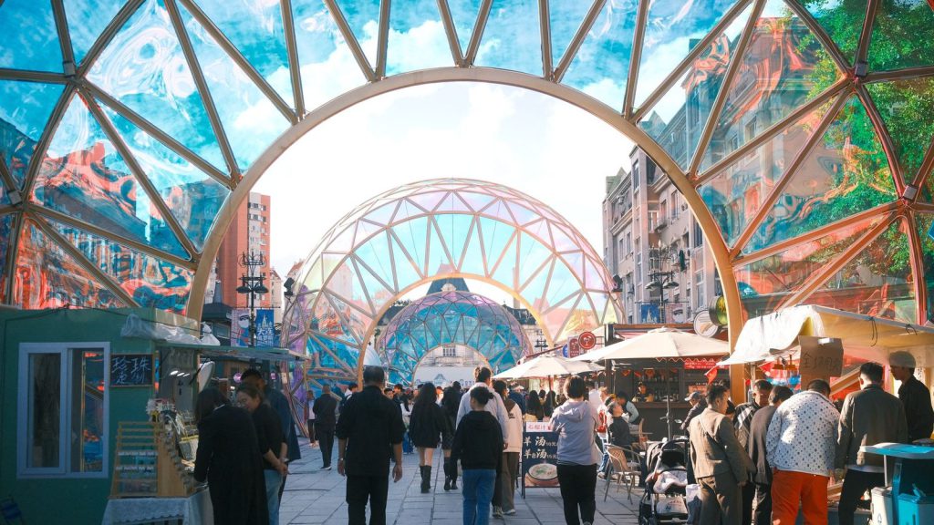 Taxonomie verte européenne — un marché de rue animé avec des arches géométriques colorées et une foule diversifiée profitant d'une journée ensoleillée