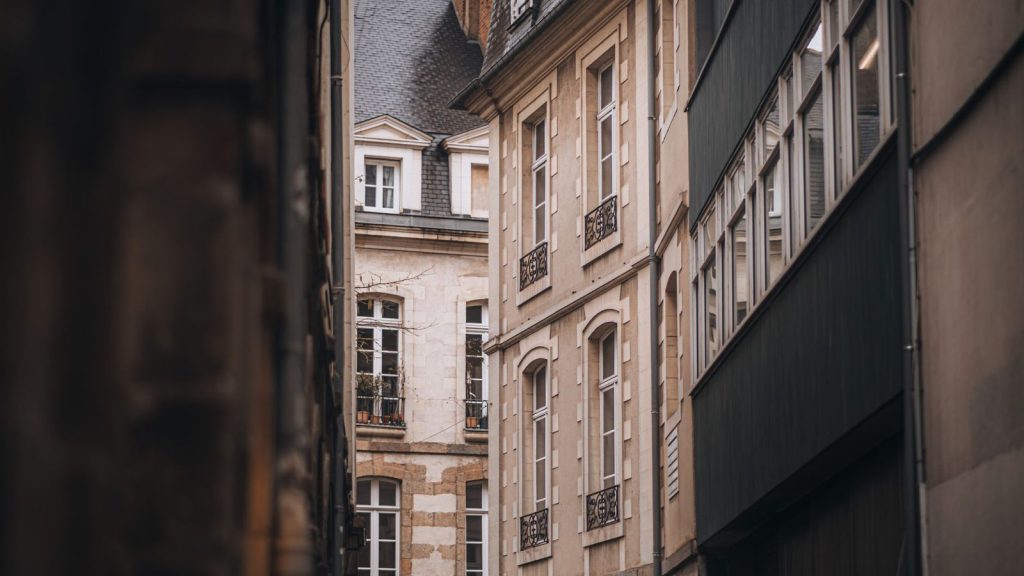 Aides publiques à l’innovation — explorez l'architecture pittoresque d'une ville européenne historique à travers ce point de vue sur une ruelle étroite