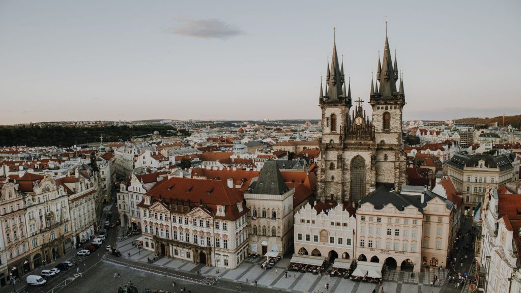 Vols dans les musées européens — capturée d'en haut, cette image met en valeur la célèbre Place de la Vieille Ville de Prague avec son architecture historique