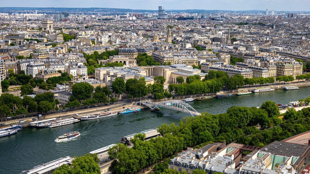 Fuites de données publiques — vue aérienne présentant le paysage urbain de Paris avec la Seine et une végétation luxuriante, mettant en vedette des monuments importants