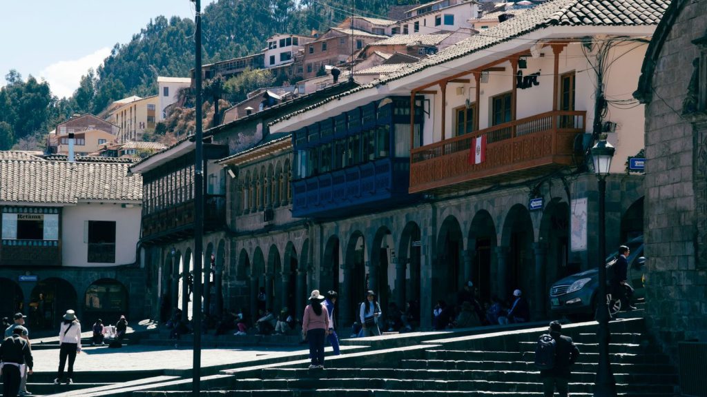 Présidentielle brésilienne — vue pittoresque de bâtiments coloniaux et de la place animée à Cusco, Pérou, mettant en valeur le patrimoine culturel