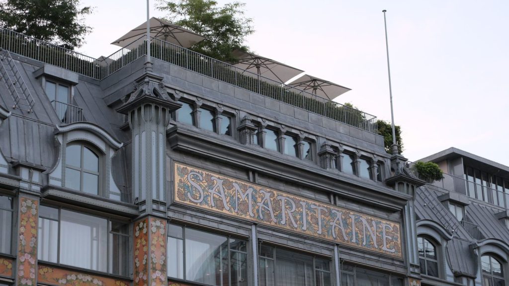 Relation avec l'Afrique — façade Art déco du grand magasin La Samaritaine à Paris, France
