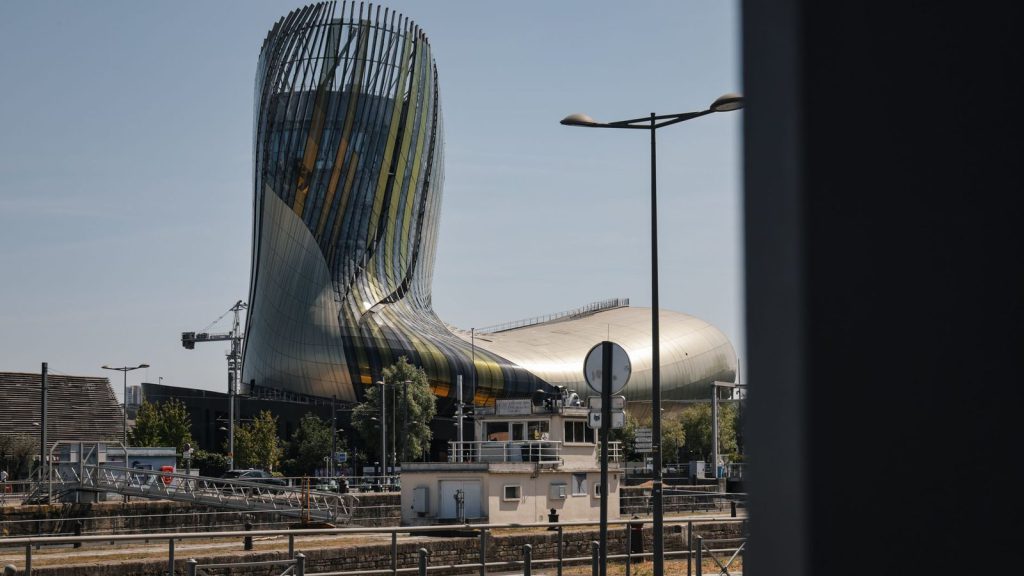 Retombées touristiques en restauration — architecture moderne de La Cité du Vin à Bordeaux, France, par une journée ensoleillée