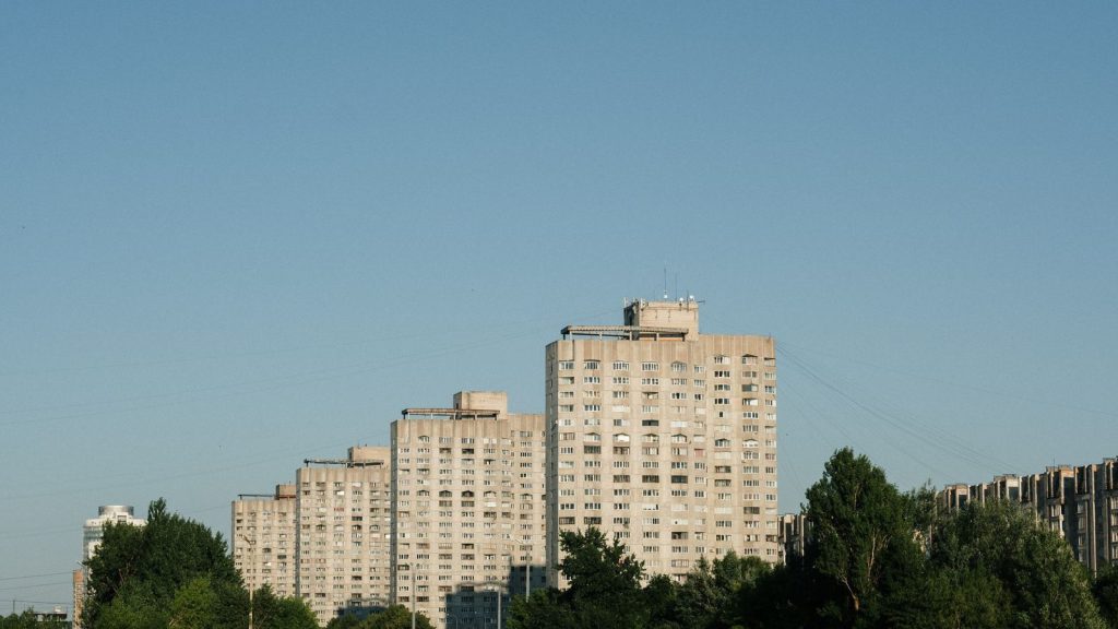 Élection au Kazakhstan — des immeubles d'appartements contemporains le long d'un canal serein à Saint-Pétersbourg, Russie